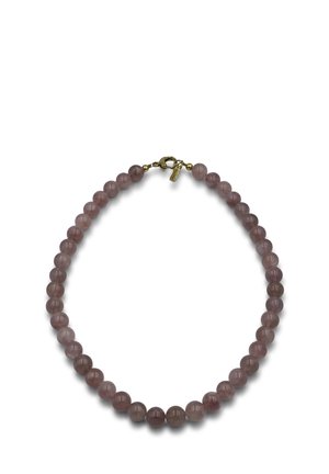 Collana di perle rotonde di pietra preziosa rosa con chiusura in oro e piccola targhetta in oro su sfondo bianco.