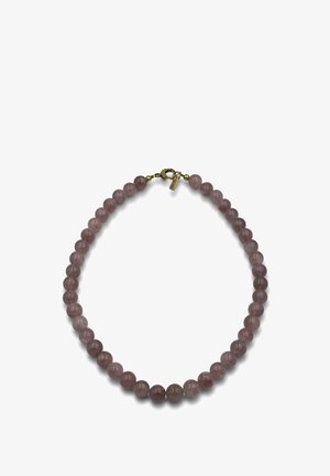 Collana di perle rotonde di pietra preziosa rosa con chiusura in oro e piccola targhetta in oro su sfondo bianco.