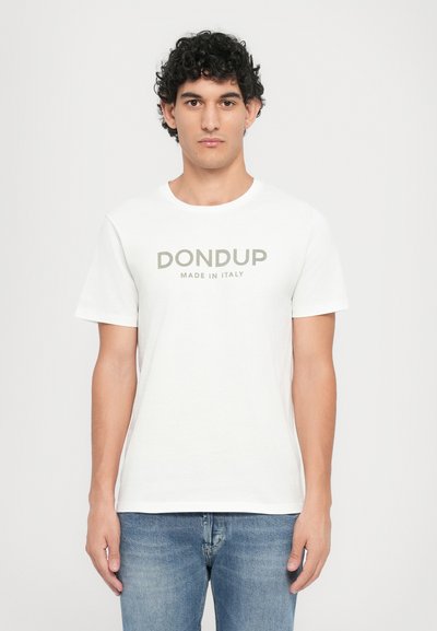 T-shirt bianca a maniche corte con scollatura a girocollo e logo "DON DUP MADE IN ITALY" in una sfumatura grigia sottile, realizzata in morbido tessuto di cotone.