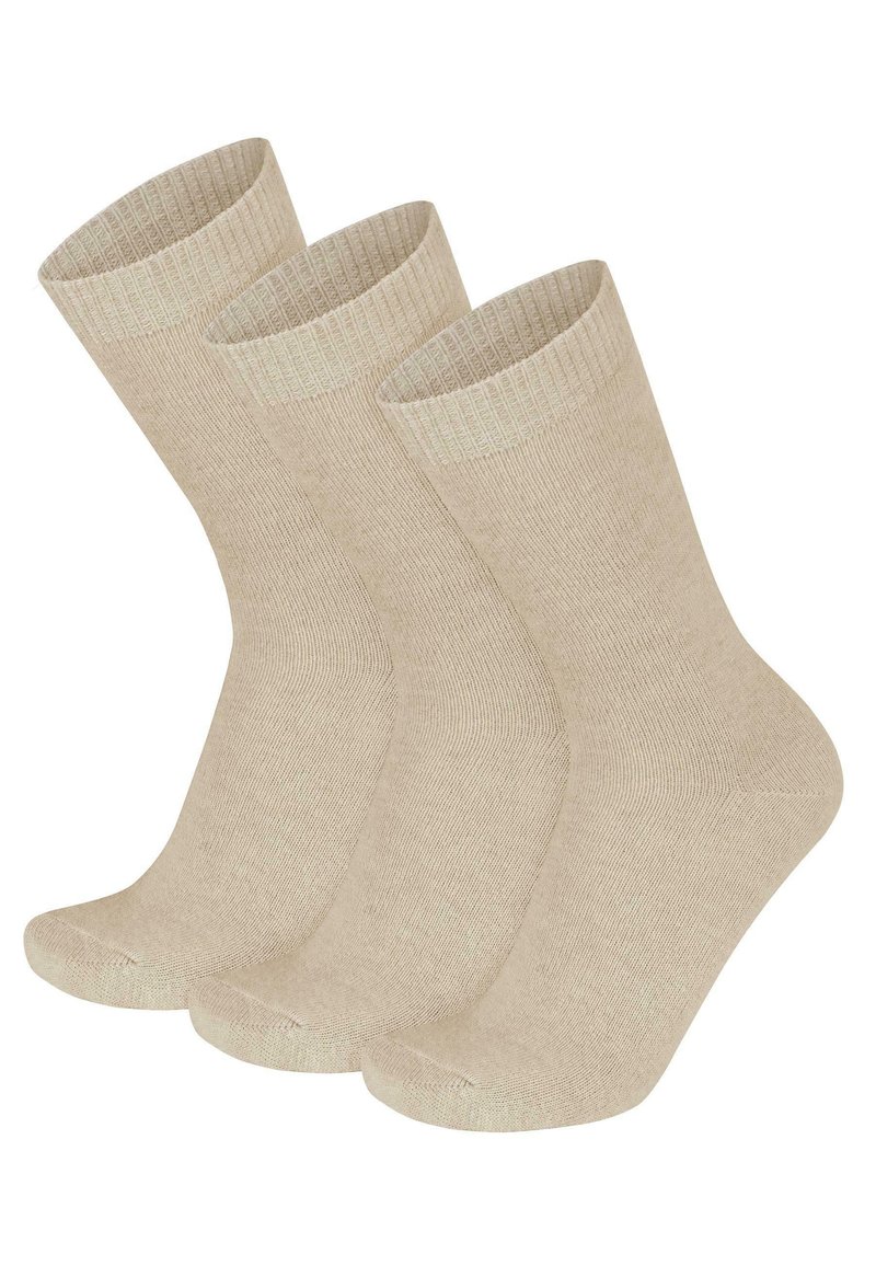 Beige Baumwollknöchelsocken, gerippte Bündchen, drei Paare, glatte Textur, Standardform, ohne Muster oder Akzente.