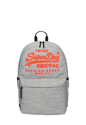 Szary plecak z materiału z dużym, czerwonym haftowanym logo "SuperDry", regulowanymi czarnymi paskami i przednią kieszenią na zamek.