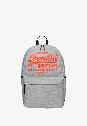 Szary plecak z materiału z dużym, czerwonym haftowanym logo "SuperDry", regulowanymi czarnymi paskami i przednią kieszenią na zamek.
