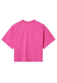 Camiseta cropped rosa con mangas cortas, fabricada en algodón suave, con un cuello redondo y costuras limpias. Sin gráficos ni patrones visibles.