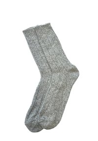 Grau gestrickte Socken mit einem rippenartigen Muster, die eine weiche Textur und ein mittelmäßig langes Design aufweisen, das sich für die Freizeitkleidung eignet.