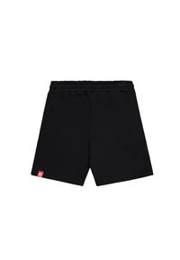 Sorte elastiske shorts med talje og et lille rødt mærke på venstre ben nær kanten, vist fladt mod en hvid baggrund.