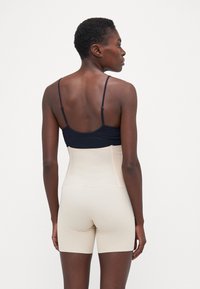 MAGIC Bodyfashion BODY CONTROL BERMUDA - Shapewear - latte