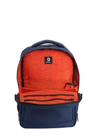 Zaino con esterno blu navy e interno arancione brillante, caratterizzato da un motivo a contorno. Include più scomparti e una maniglia superiore.