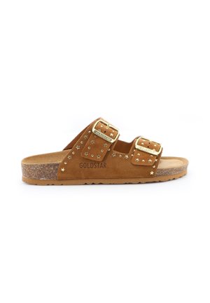 Sandalo in camoscio marrone con suola in sughero, due fibbie dorate, stelle decorative dorate e marchio "GOLDSTAR" sul lato.