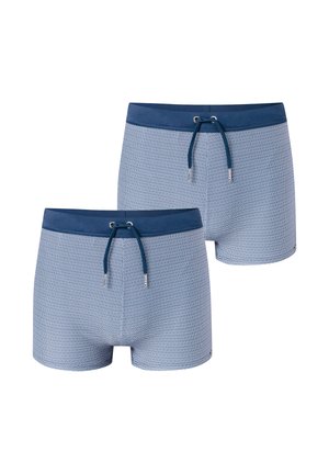 Dwie pary niebieskich kąpielówek z wzorem, z granatowymi pasami w talii i niebieskimi sznurkami, na białym tle.