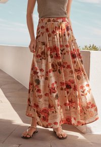Maxirock aus leichtem Stoff mit Blumendruck in Rot und Orange auf beigem Hintergrund, mit gerafftem Taillendetail.