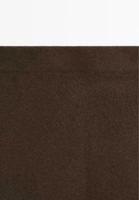 Gros plan sur un tissu tricoté marron foncé avec un motif croisé subtil sur fond blanc.