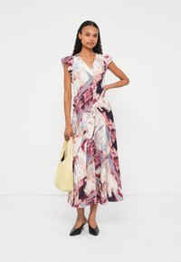 Garām kleita ar ziedu rakstu rozā, violeta un zilā toņos. Ar īsām piedurknēm un V veida izgriezumu, kopā ar gaiši dzeltenu somiņu.