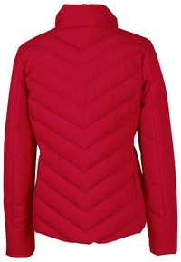 Chaqueta acolchada roja con un patrón en forma de chevron, cuello alto y mangas largas. Hecha de tela aislante para mayor calor. Vista trasera mostrada.