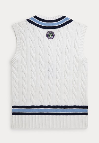 Weißer ärmelloser Kabelstrickpullover mit Kragen und Saum in Marineblau und Hellblau gestreift, mit Wimbledon Tennis-Logo-Patch.