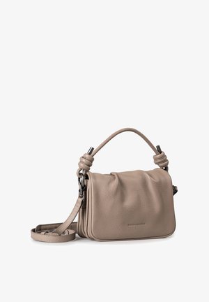 Leder-Shopper in hellem Beige mit strukturiertem Finish, einem geknoteten Griff und verstellbarem Riemen. Verfügt über einen Klappenverschluss und minimales Branding.