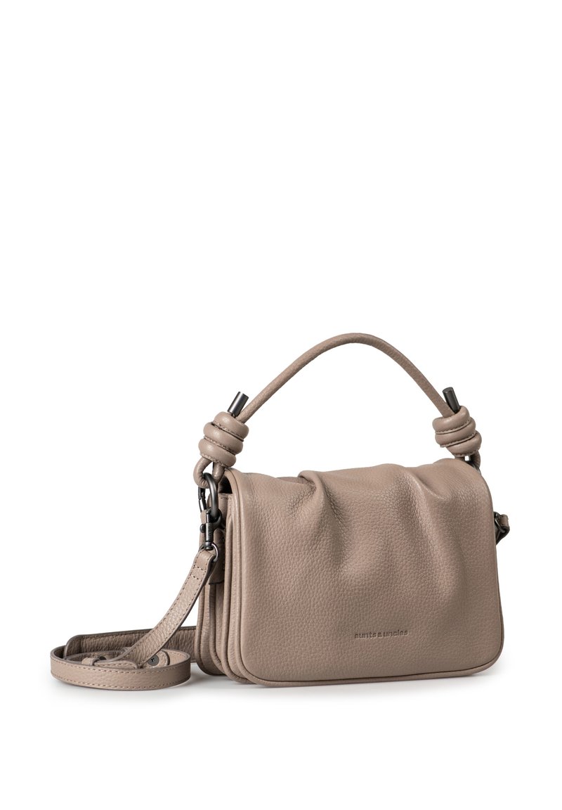 Borsa a spalla in pelle beige chiaro con finitura testurizzata, manico annodato e tracolla regolabile. Presenta una chiusura a pattina e un branding minimale.