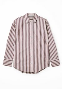 Chemise à rayures boutonnée en rose clair et rouge foncé, manches longues, col classique, ourlet arrondi, avec des boutons blancs le long du plastron avant.