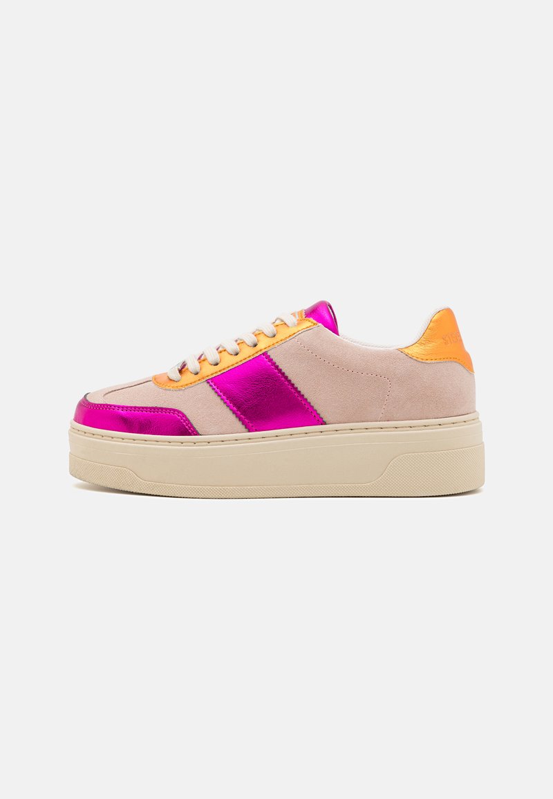 Skoene har en lys beige semsket overdel, metallisk rosa og oransje detaljer, en tykk kremfarge såle, og hvite snorer. Utpreget fargeblokkdesign.