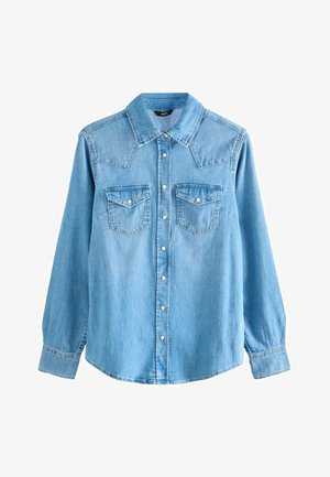 Camicia in denim azzurro chiaro con colletto a punta, maniche lunghe, due tasche sul petto e chiusura a bottoni a pressione. Presenta una vestibilità leggermente morbida e un yoke in stile western.