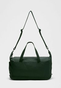 Zielona torba sportowa z podwójnymi uchwytami i regulowanym paskiem. Wykonana z teksturowanej tkaniny, o prostokątnym kształcie i minimalistycznym designie.