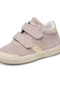 Sneaker per bambini in suede rosa chiaro con doppio cinturino Velcro, dettagli in filo dorato e interni imbottiti bianchi su uno sfondo bianco.