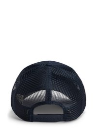 Casquette de baseball en maille bleu marine avec un panneau avant en tissu solide, une sangle plastique ajustable à l'arrière et un visière courbée.