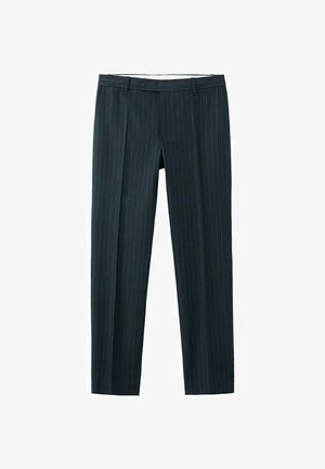 Černé formální kalhoty s tenkými vertikálními bílými proužky, poutky na pásek, předním zapínáním na knoflíky a záhybem na každé noze.