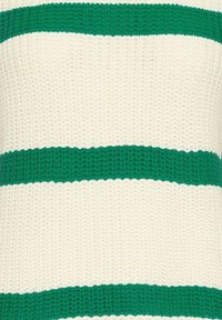 Pull en tricot avec des rayures alternées blanches et vertes. Tissu texturé avec un tissage épais, mettant en valeur les couleurs contrastées.