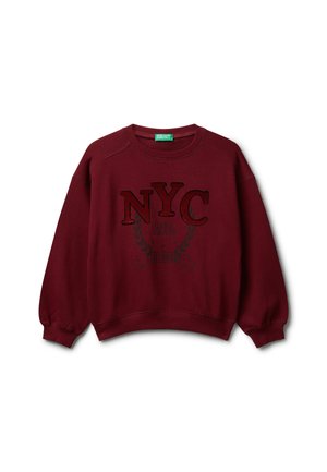 Felpa color bordeaux con polsini e orlo a costine, con testo "NYC Girl Team Sisterhood" e design di corona d'alloro sul davanti.