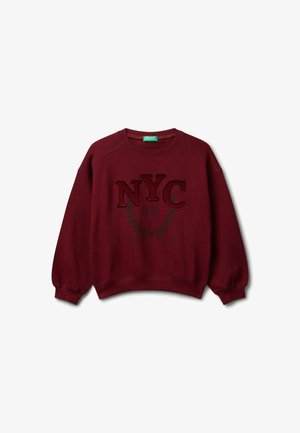 Bordeaux sweatshirt met geribbelde manchetten en onderrand, met de tekst "NYC Girl Team Sisterhood" en een laurierkransontwerp aan de voorkant.
