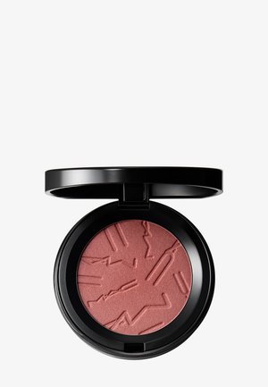Poudrier noir rond avec couvercle ouvert montrant à l'intérieur une poudre de blush rose mat texturée.