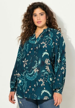 Blusa de manga larga en color verde azulado con estampado floral, con tapeta de botones y escote fruncido. Tejido suave con un ligero brillo y corte holgado.