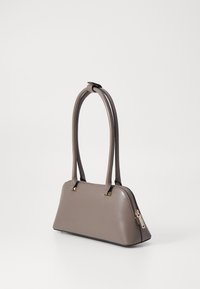 Bolsa de mão em imitação de couro, cor taupe, com formato triangular, duas alças, fecho com zíper e discretos detalhes em dourado nos acabamentos.