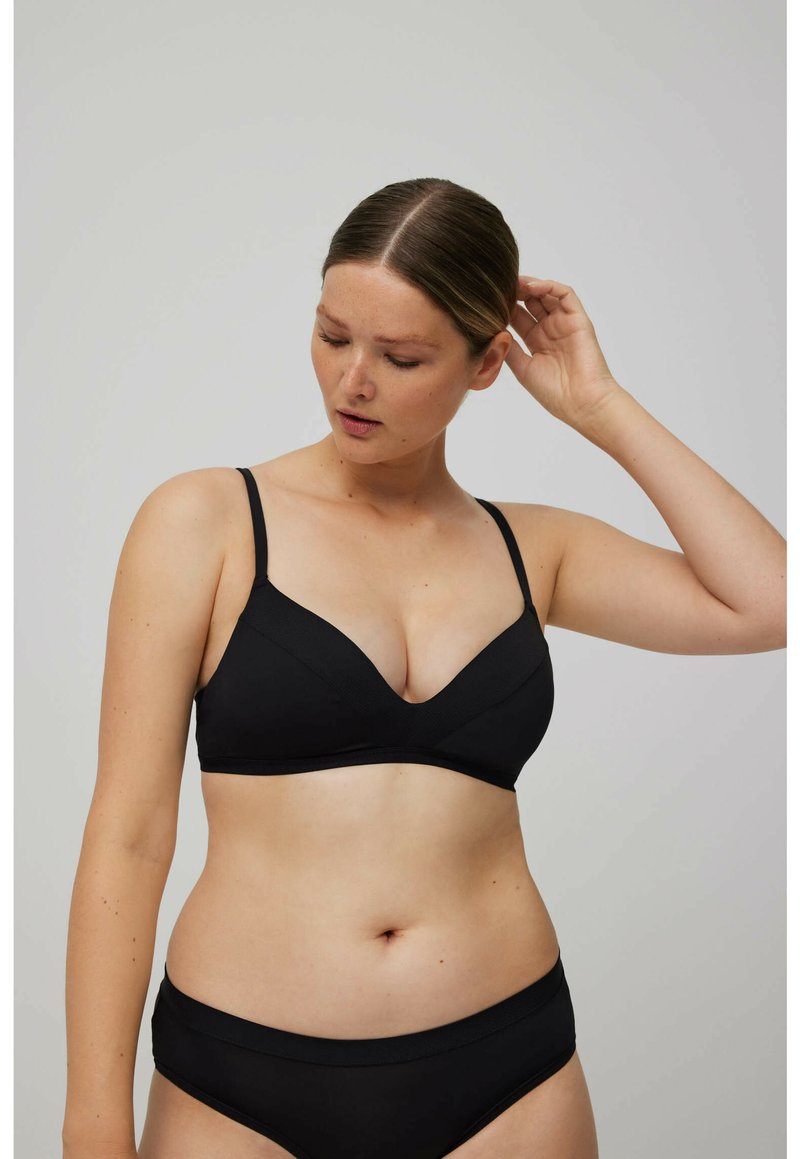 Conjunto de lencería negra que incluye un bralette con escote en V y tirantes finos, y braguitas de talle alto a juego, fabricados en una suave tela con un acabado mate.