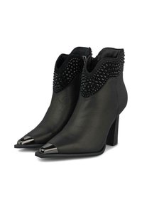Czarne botki za kostkę z ostro zakończonym noskiem, wykonane ze skóry, z ozdobnym wierzchem. Posiadają błyszczący metaliczny czubek oraz słupkowy obcas.