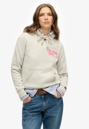 Lichtgrijze hoodie met trekkoord, roze "SUPERDRY" logo en een voorkelet. Draagt over een blauwgestreept shirt en gecombineerd met high-waisted jeans.