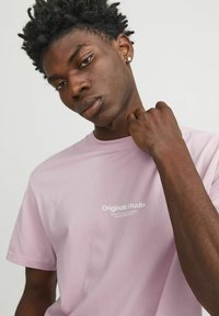 Jack & Jones JORVESTERBRO CREW NECK - T-shirt imprimé - pink nectar