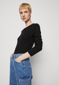 Gap Tall CREW - Pikkade varrukatega topp - black