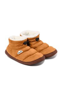 Zapatillas acolchadas marrones con un suave forro de piel sintética, cierre elástico y una suela de goma marrón para mayor durabilidad. Logo de la marca visible.