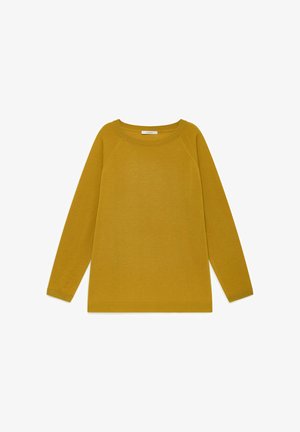 Maglione a maniche lunghe giallo senape con scollo rotondo e polsini e orlo a coste, disteso su uno sfondo bianco.