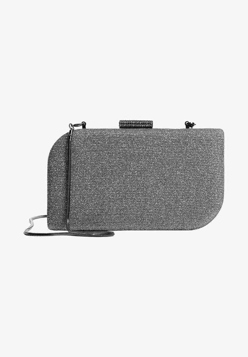 Petit sac à main rectangulaire argenté pailleté avec coin inférieur droit arrondi et chaîne argentée sur fond blanc.