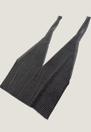 Czarny top na szyję z koralikami, wykonany z teksturowanej tkaniny. Posiada głęboki dekolt w kształcie litery V oraz cienkie ramiączka ozdobione rzędami błyszczących koralików.