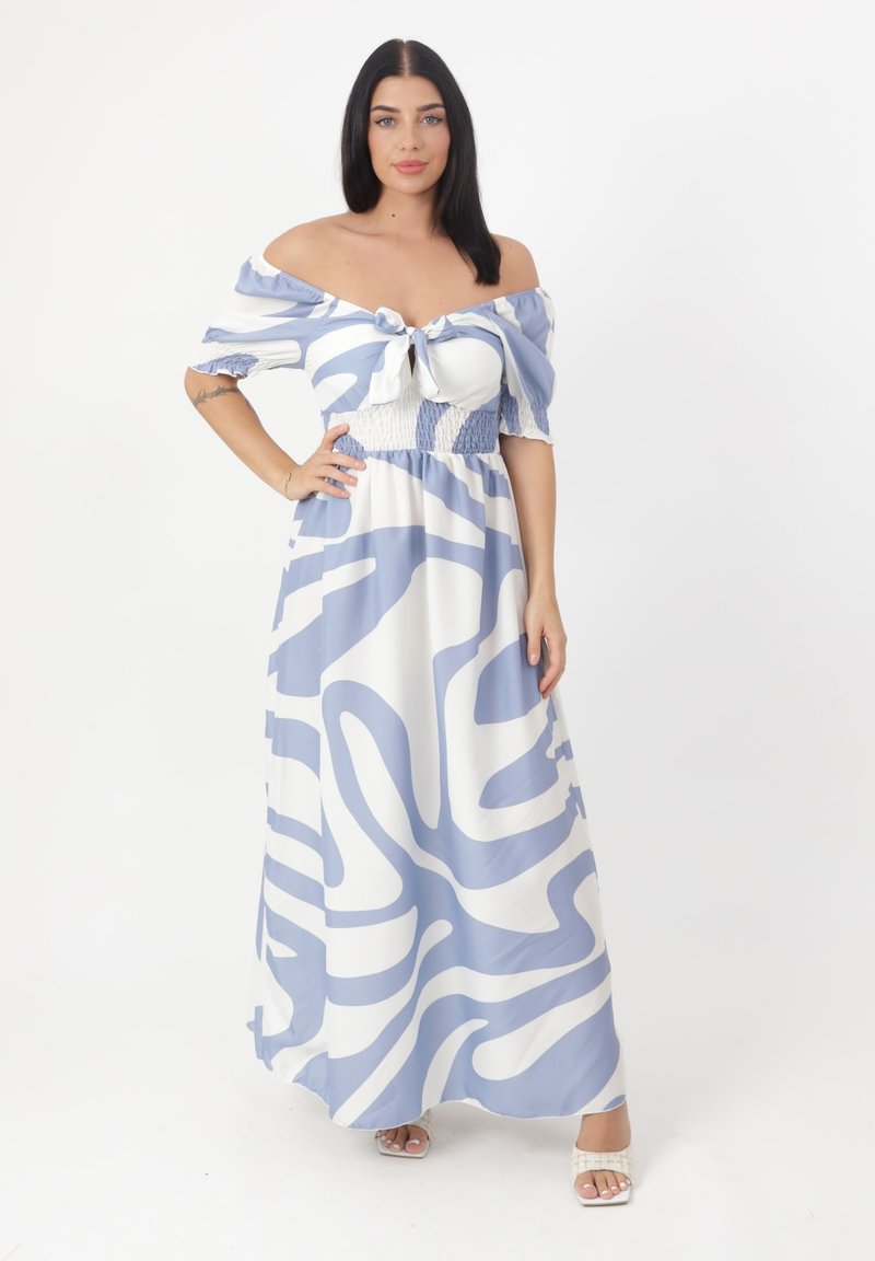 Abito maxi in blu chiaro e bianco con un motivo a onde astratte. Design off-the-shoulder con allacciatura frontale e vita smock. Tessuto morbido.