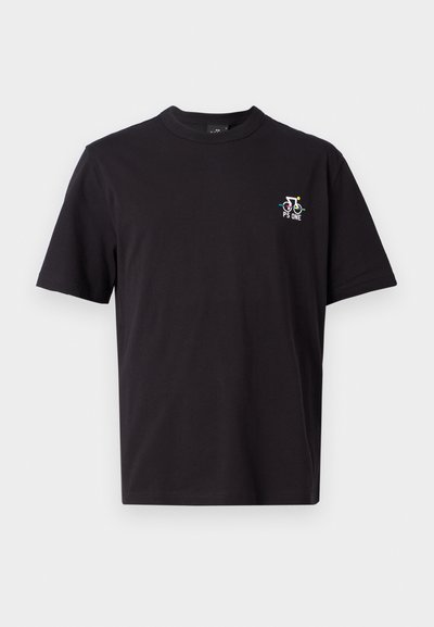 Czarny bawełniany t-shirt z krótkim rękawem, okrągłym dekoltem oraz małym, wielokolorowym logo na lewej piersi. Gładka faktura.