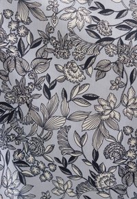 Bloemige stof met monochrome botanische illustraties op een lichtblauwe achtergrond, met verschillende bladeren en bloemen ontwerpen in het zwart.