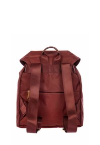 Zaino bordeaux con design a chiusura arrotolata, spallacci in tessuto regolabili e tasca frontale con zip. Texture liscia con una leggera lucentezza.