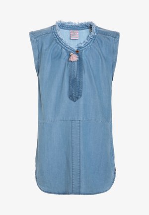 Mouwloze lichtblauwe denim tuniek met rafelige ronde hals, verticale gestikte knoopsluiting en klein roze kwastje aan de voorkant.