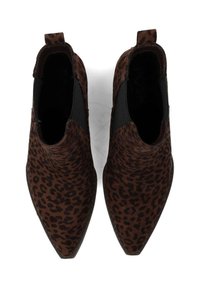 Stivaletti alla caviglia con stampa leopardata marrone, punta affusolata e pannelli laterali elasticizzati, presentano una morbida texture in camoscio e un breve cinturino per il tallone.