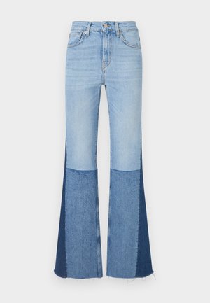 Jeans de mezclilla acampanados con segmentos de parche en azul claro y oscuro, una cintura alta y dobladillos deshilachados para mayor textura y detalle.