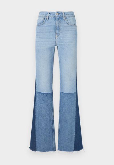 Denim flared jeans met lichte en donkerblauwe patchworksegmenten, een hoge taille en rafelige zomen voor extra textuur en detail.